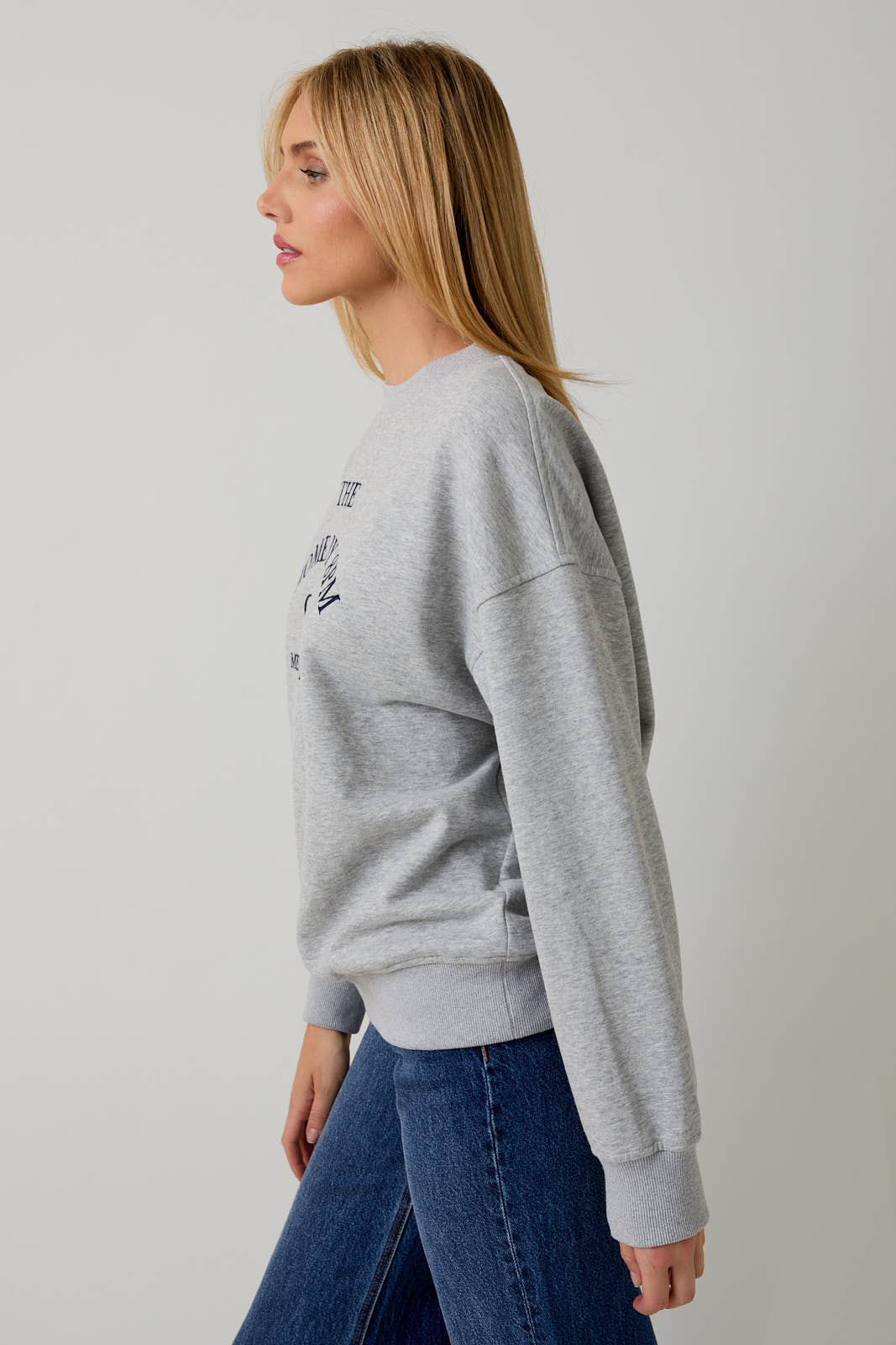 CREW NECK LONG SLEEVE "THE HOME BY 8PM CLUB" SWEATSHIRT