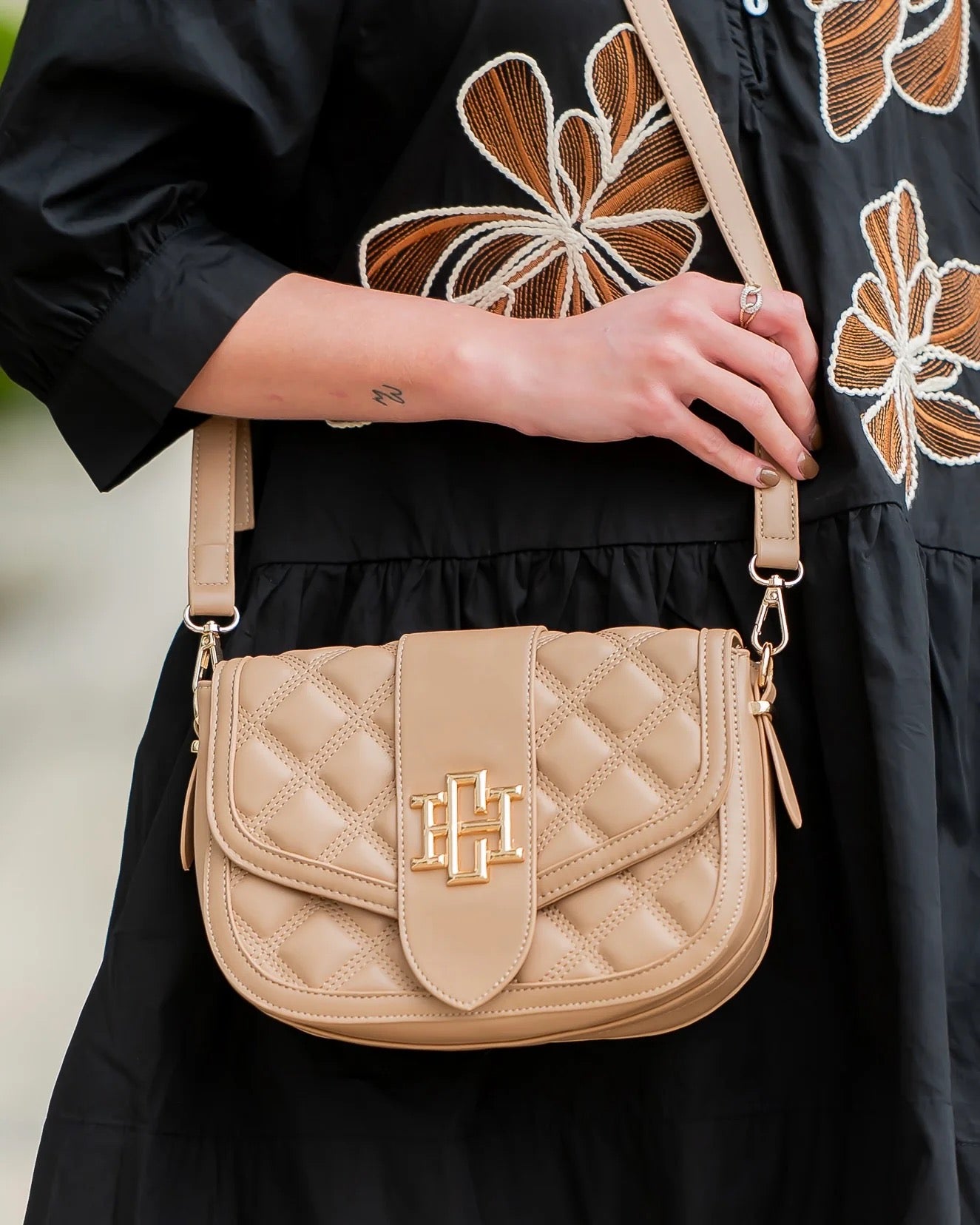 Griffin Crossbody Bag Latte